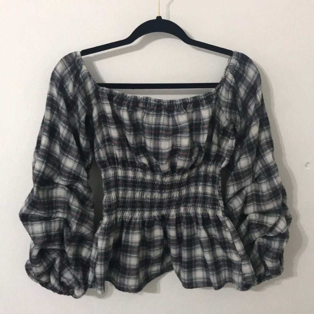 Cute ruffled sleeved top🦋